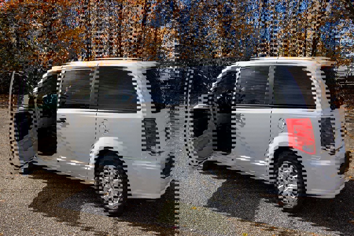 Used 2019 Dodge Grand Caravan SE w/ UConnect Hands-Free Group image 7