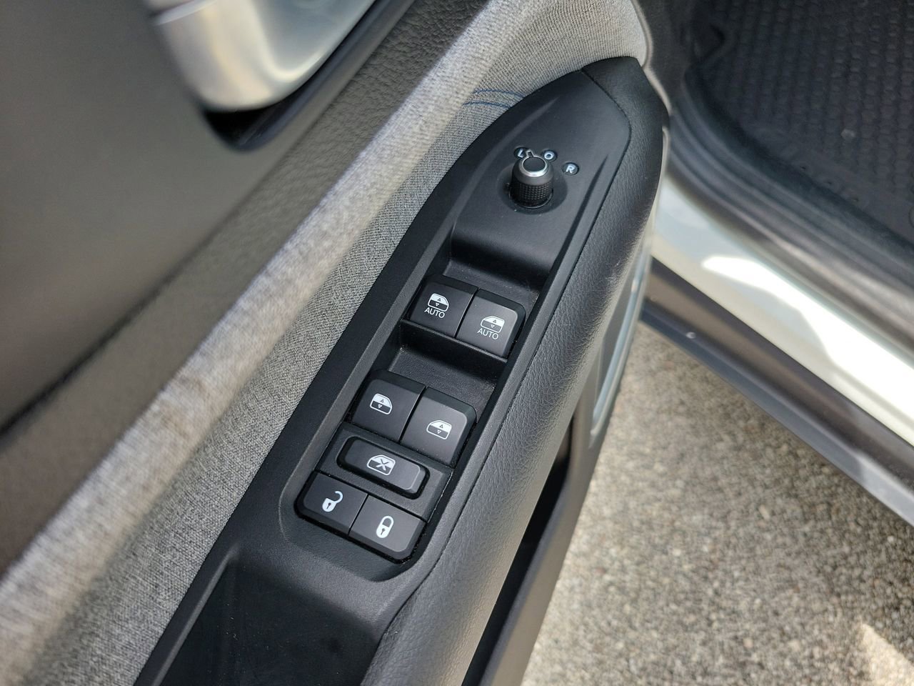 Used 2025 Jeep Compass Latitude w/ Sun & Sound Group AWD/4WD image 15