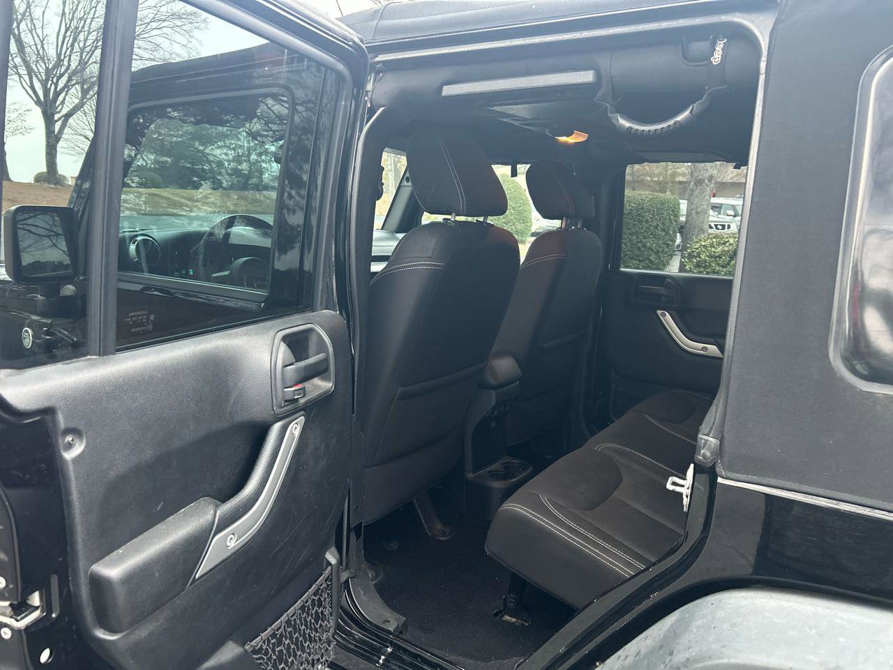 Used 2015 Jeep Wrangler Unlimited Rubicon w/ Connectivity Group AWD/4WD image 14