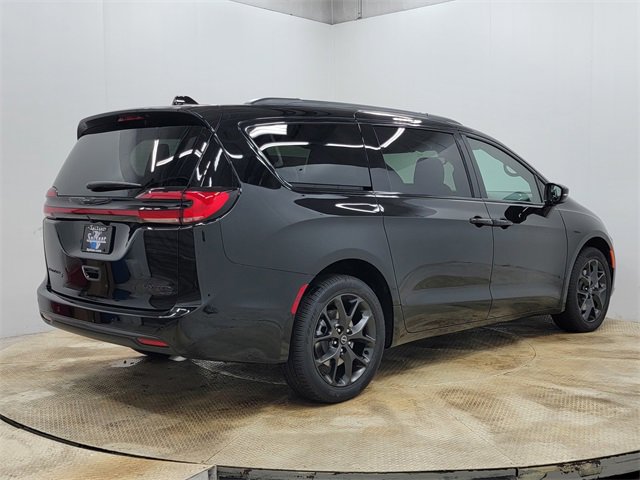 New 2026 Chrysler Pacifica Limited w/ S Appearance Package image 5