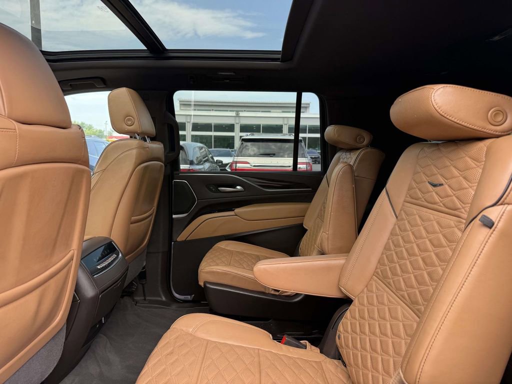 Used 2023 Cadillac Escalade ESV Premium Luxury w/ Performance Package AWD/4WD image 10