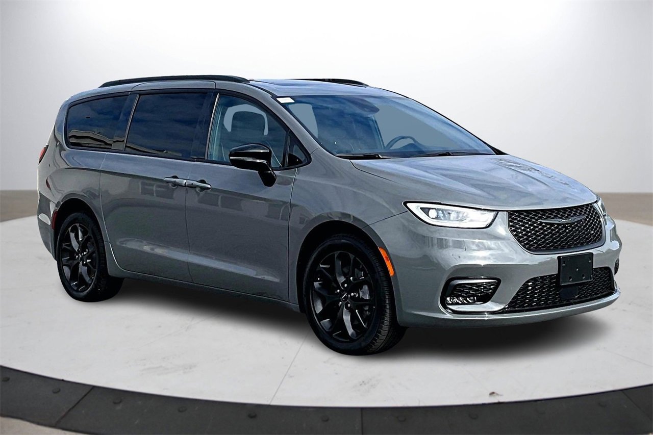 Used 2023 Chrysler Pacifica Limited w/ S Appearance Package image 2