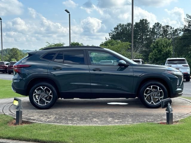 Used 2025 Chevrolet Trax LT FWD image 8