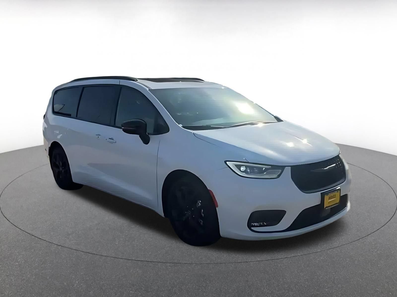 Used 2025 Chrysler Pacifica Limited FWD image 3