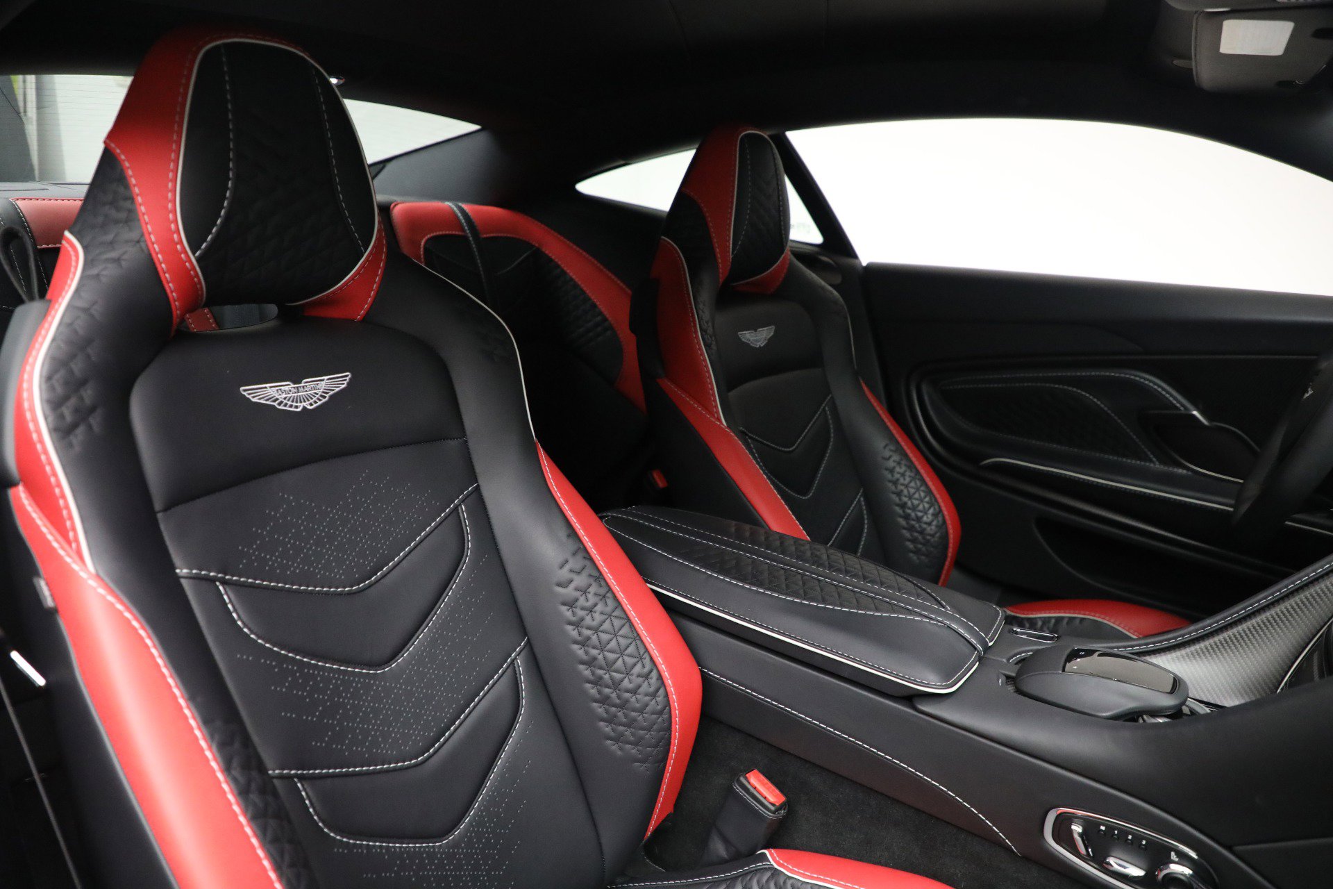 Used 2023 Aston Martin DBS Coupe image 26