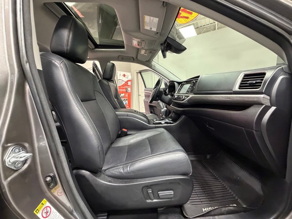 Used 2017 Toyota Highlander Limited AWD/4WD image 47