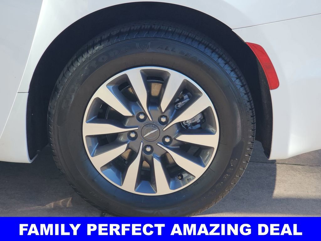 Used 2024 Chrysler Pacifica Select image 39