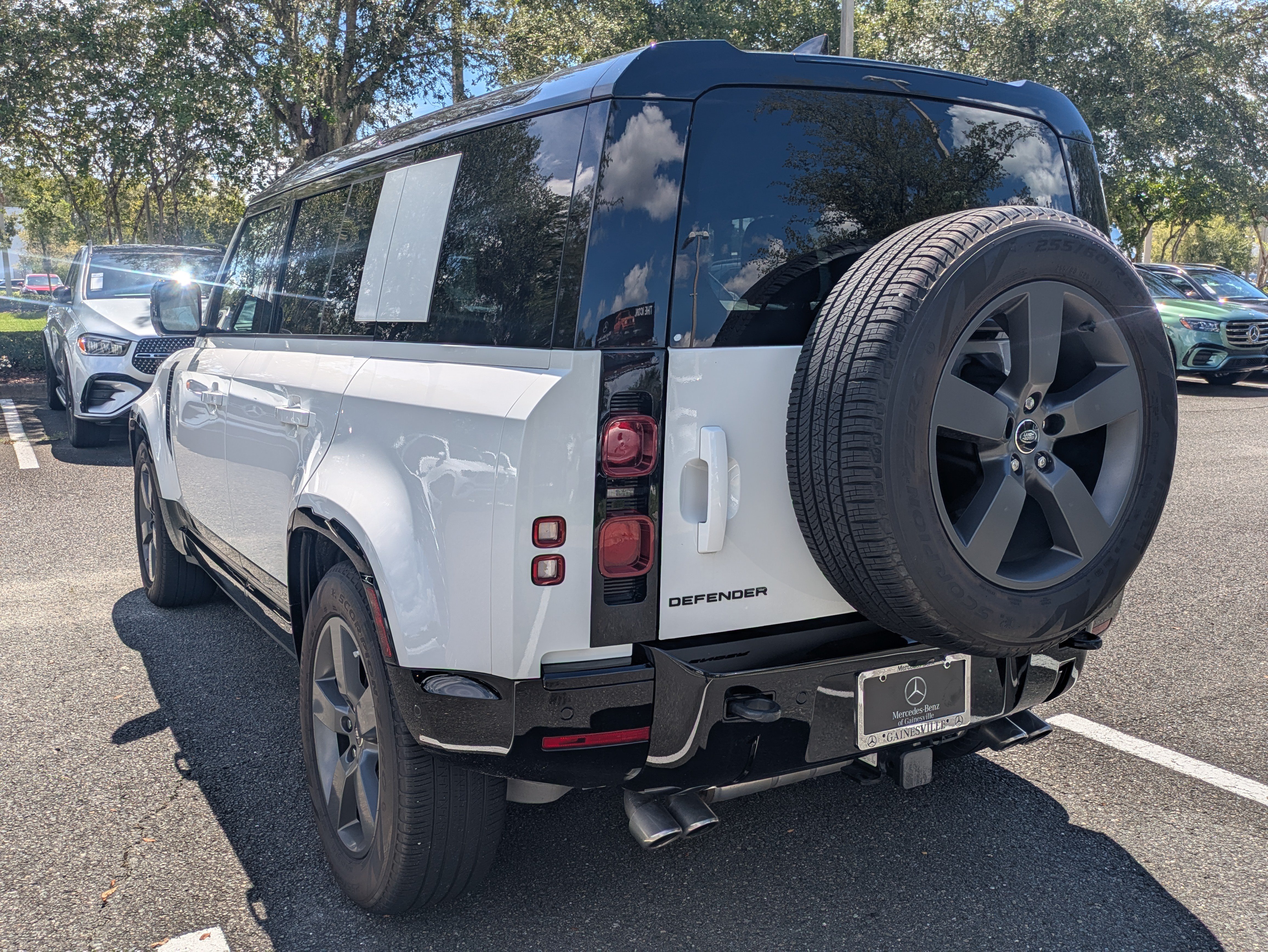 Used 2025 Land Rover Defender 110 X-Dynamic SE AWD/4WD image 5