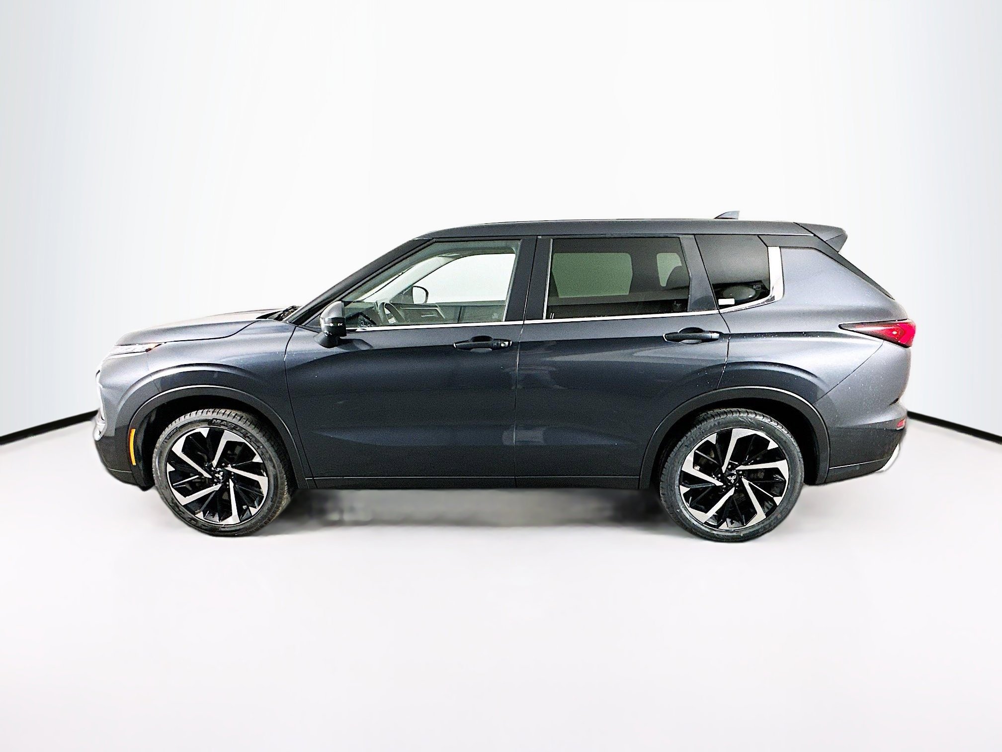 Used 2024 Mitsubishi Outlander SE image 4