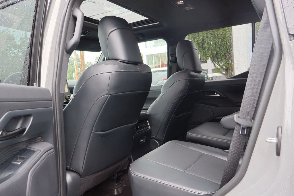 Used 2025 Lexus GX 550 w/ Accessory Package (2T) AWD/4WD image 16