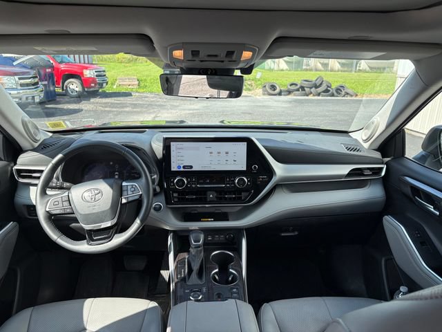 Used 2025 Toyota Highlander Platinum AWD/4WD image 4