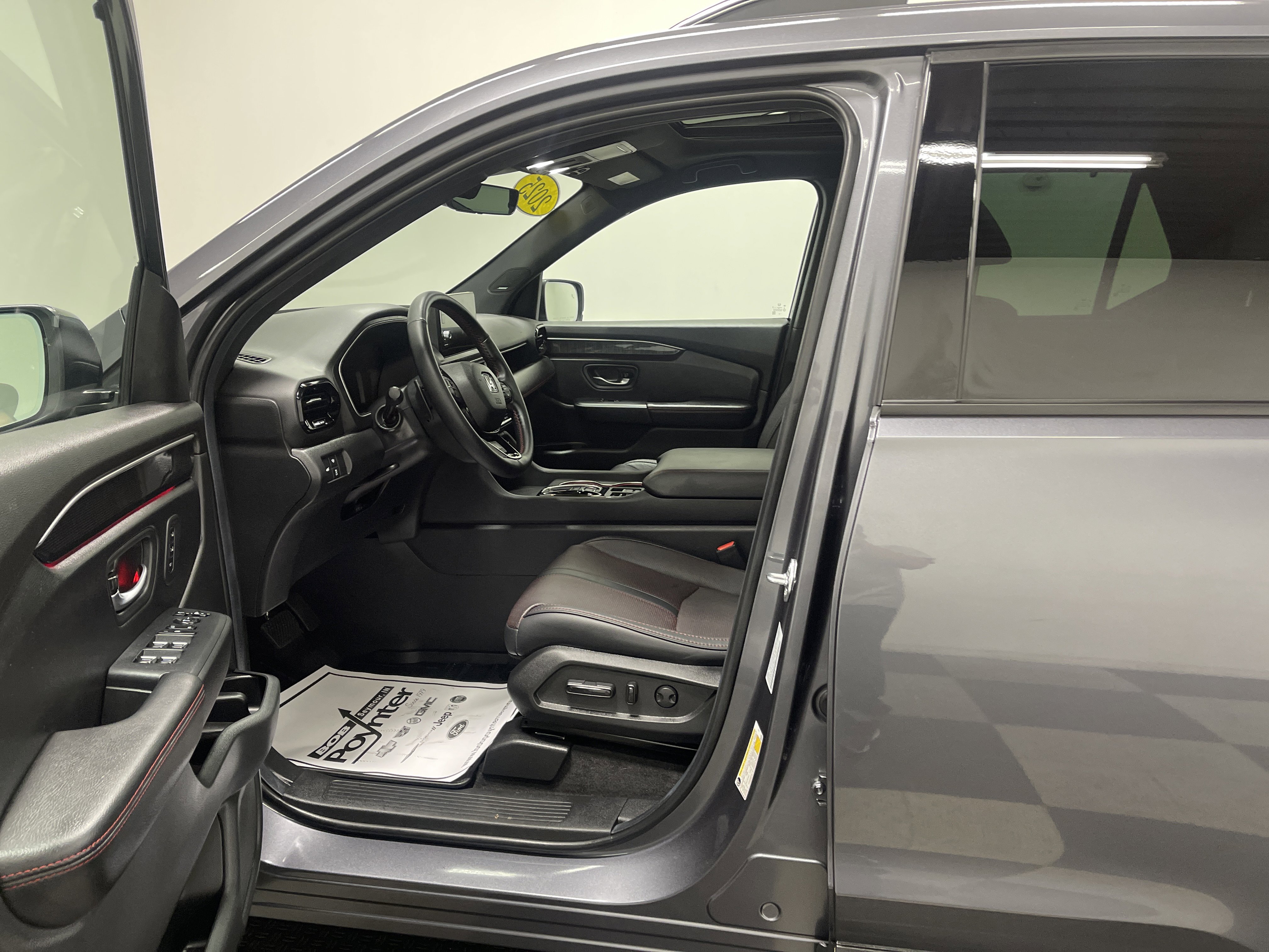 Used 2025 Honda Pilot Black Edition image 9