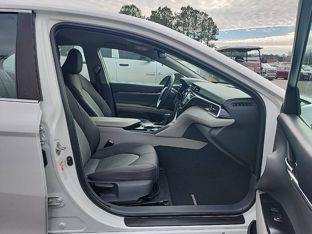 Used 2018 Toyota Camry L image 19