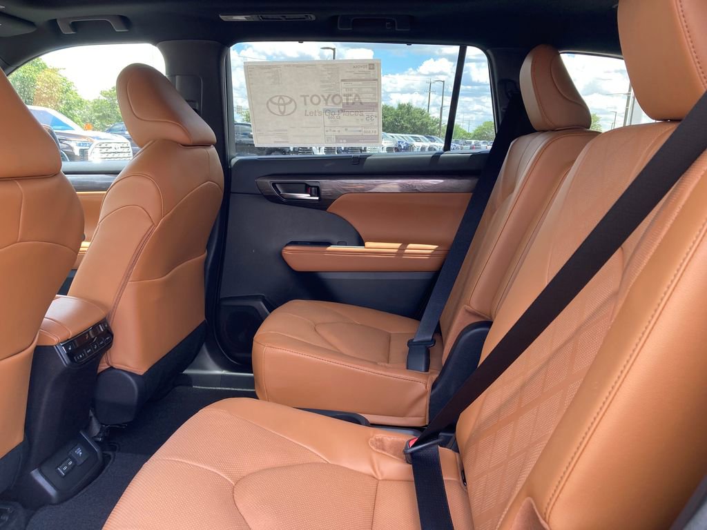 New 2026 Toyota Highlander Platinum AWD/4WD image 11