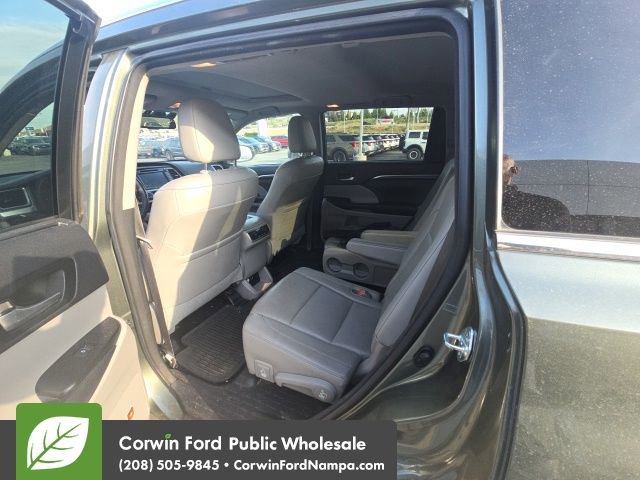 Used 2016 Toyota Highlander Limited w/ Driver Technology Package AWD/4WD image 9