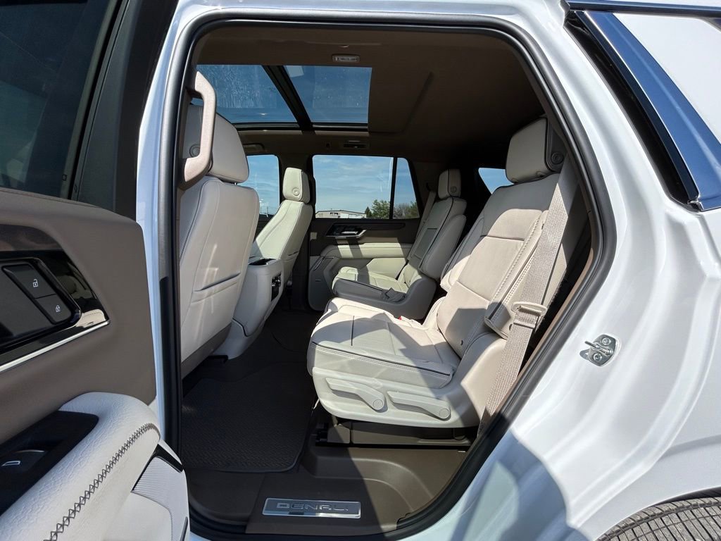 Used 2025 GMC Yukon Denali w/ Sun & Power Step Package image 12