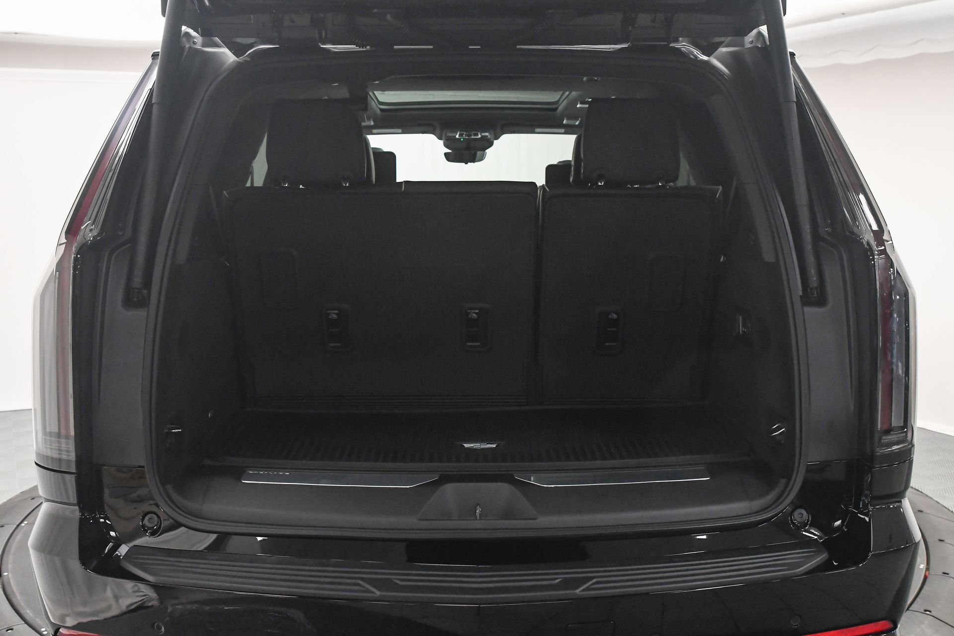 Used 2025 Cadillac Escalade V w/ LPO, ONYX Package image 10