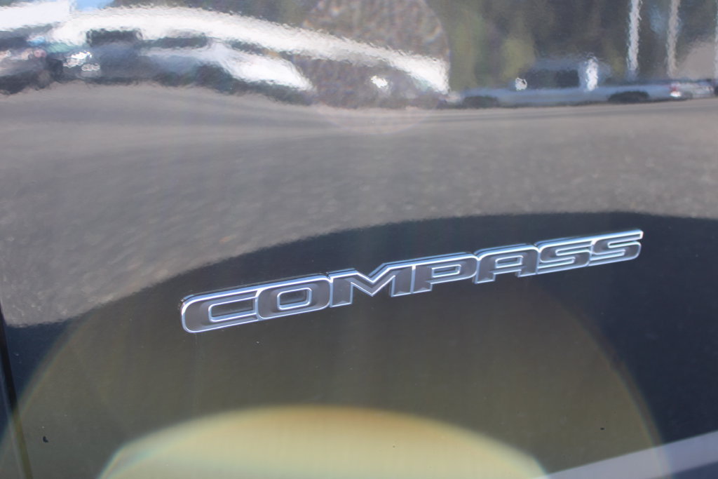 Used 2025 Jeep Compass Latitude AWD/4WD image 17