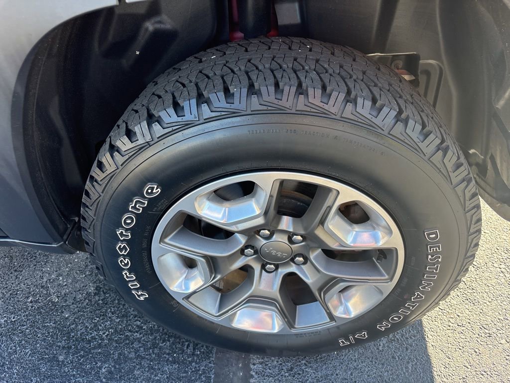 Used 2019 Jeep Cherokee Trailhawk w/ Cold Weather Group AWD/4WD image 9
