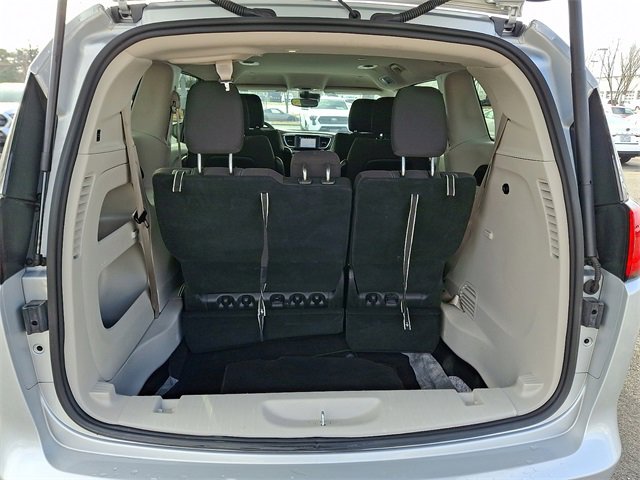 Used 2023 Chrysler Voyager LX image 30