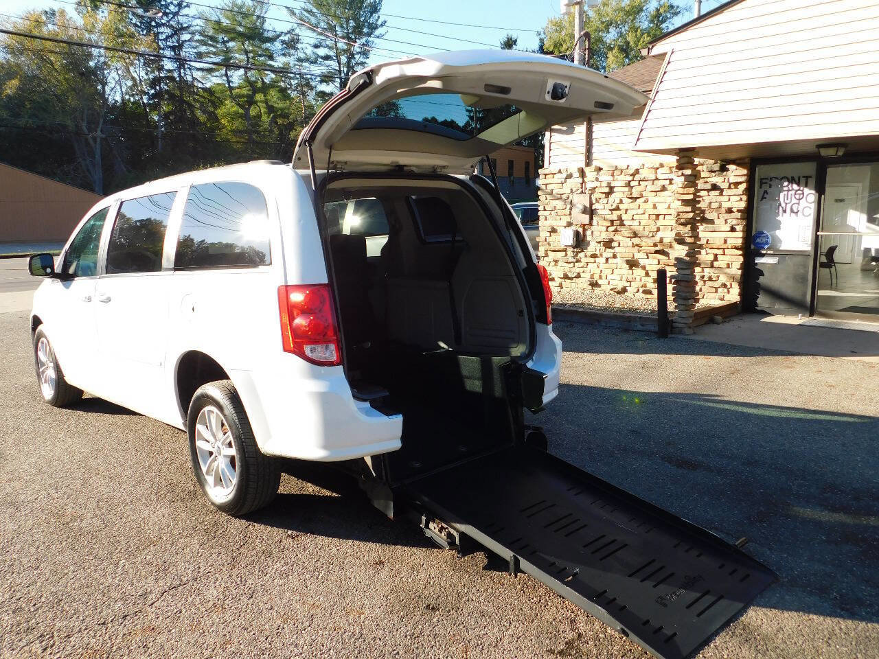 Used 2016 Dodge Grand Caravan SXT image 1