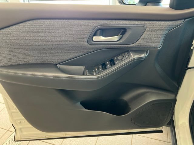 Used 2022 Nissan Rogue SV AWD/4WD image 11