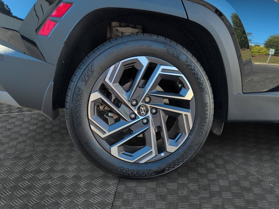 Certified 2025 Hyundai Tucson Limited AWD/4WD image 23