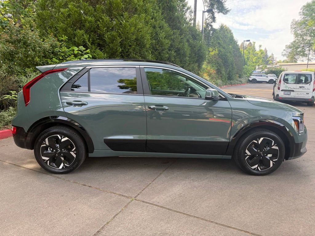 Used 2024 Kia Niro Wind w/ Wind Preserve Package FWD image 2