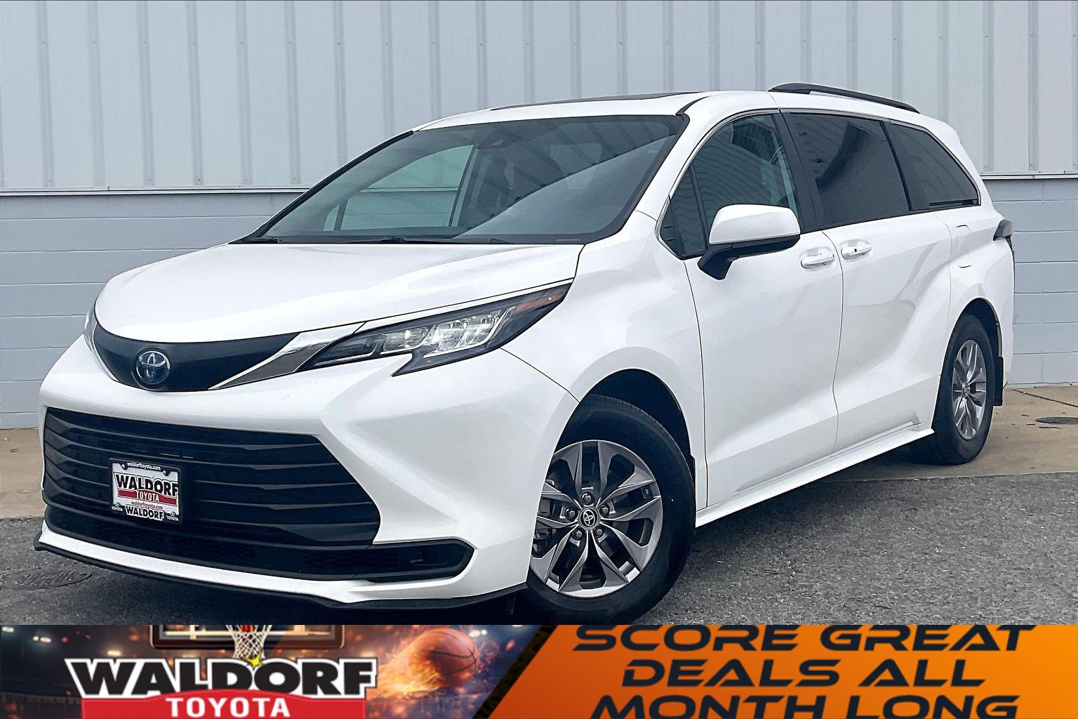 Used 2023 Toyota Sienna LE w/ LE Plus Package image 2
