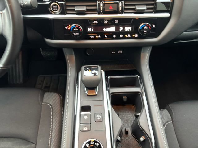 Used 2024 Nissan Pathfinder SV AWD/4WD image 11