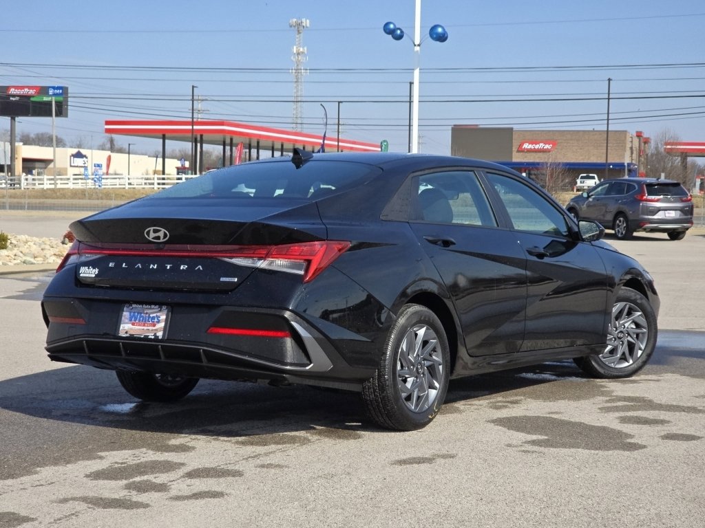 Used 2025 Hyundai Elantra Blue image 16