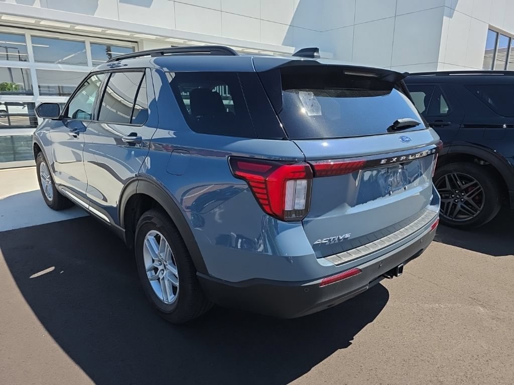 Used 2025 Ford Explorer Active AWD/4WD image 4