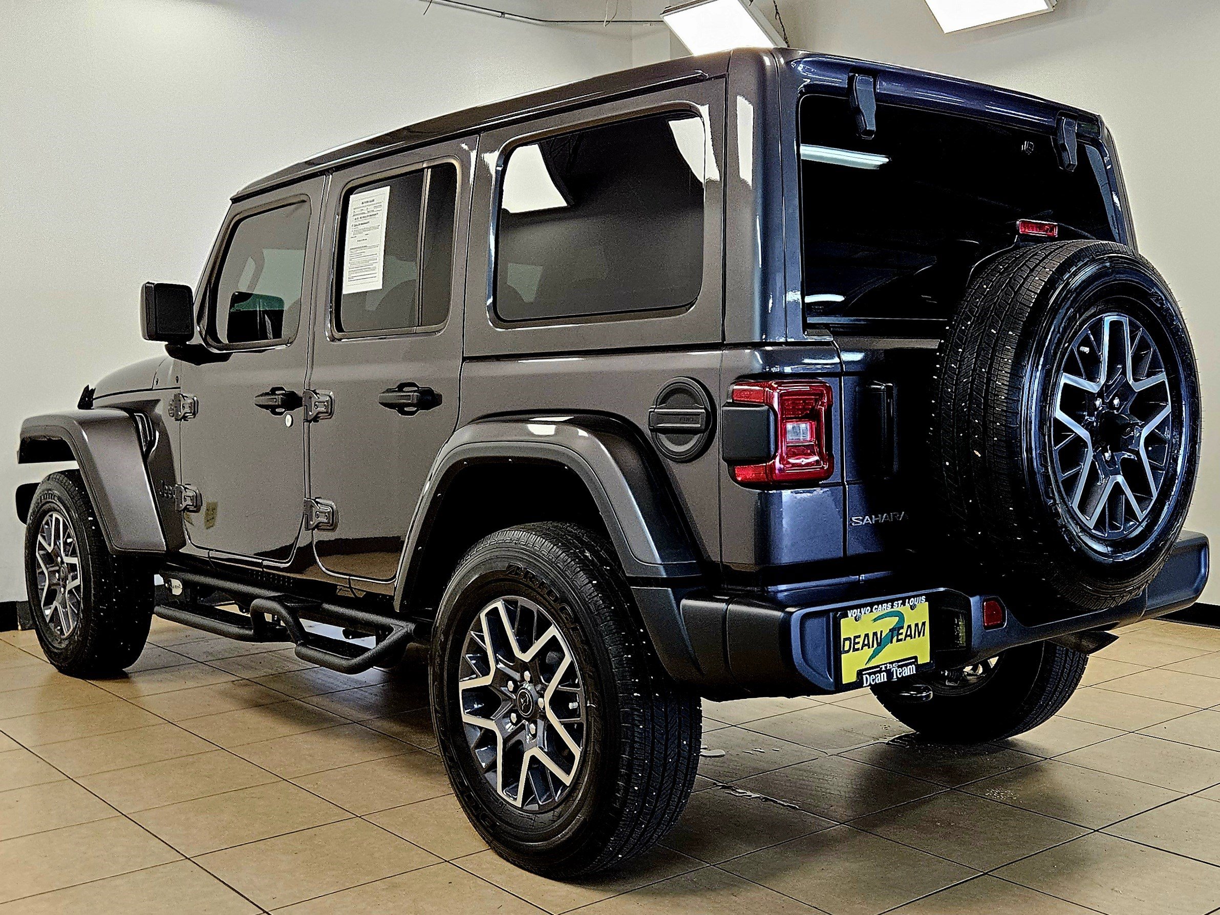 Used 2025 Jeep Wrangler Unlimited Sahara AWD/4WD image 4