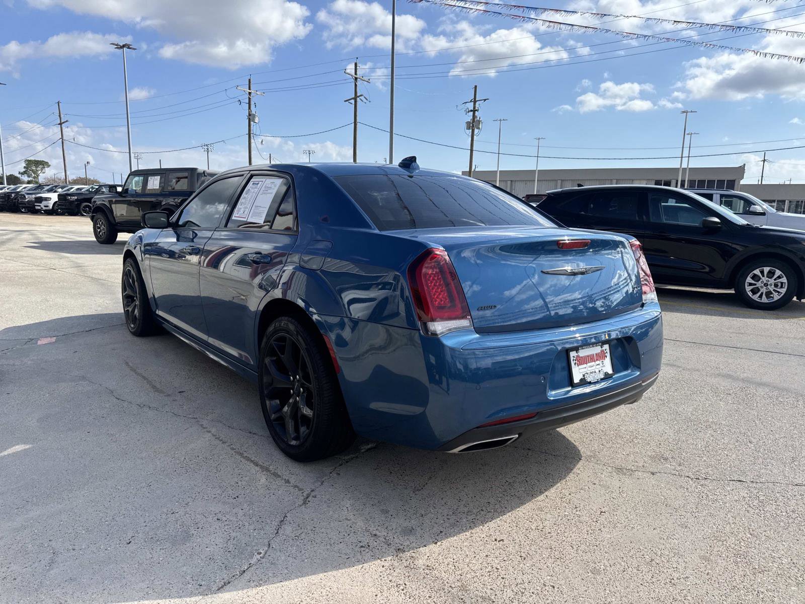 Certified 2023 Chrysler 300 Touring L w/ Popular Equipment Group image 4