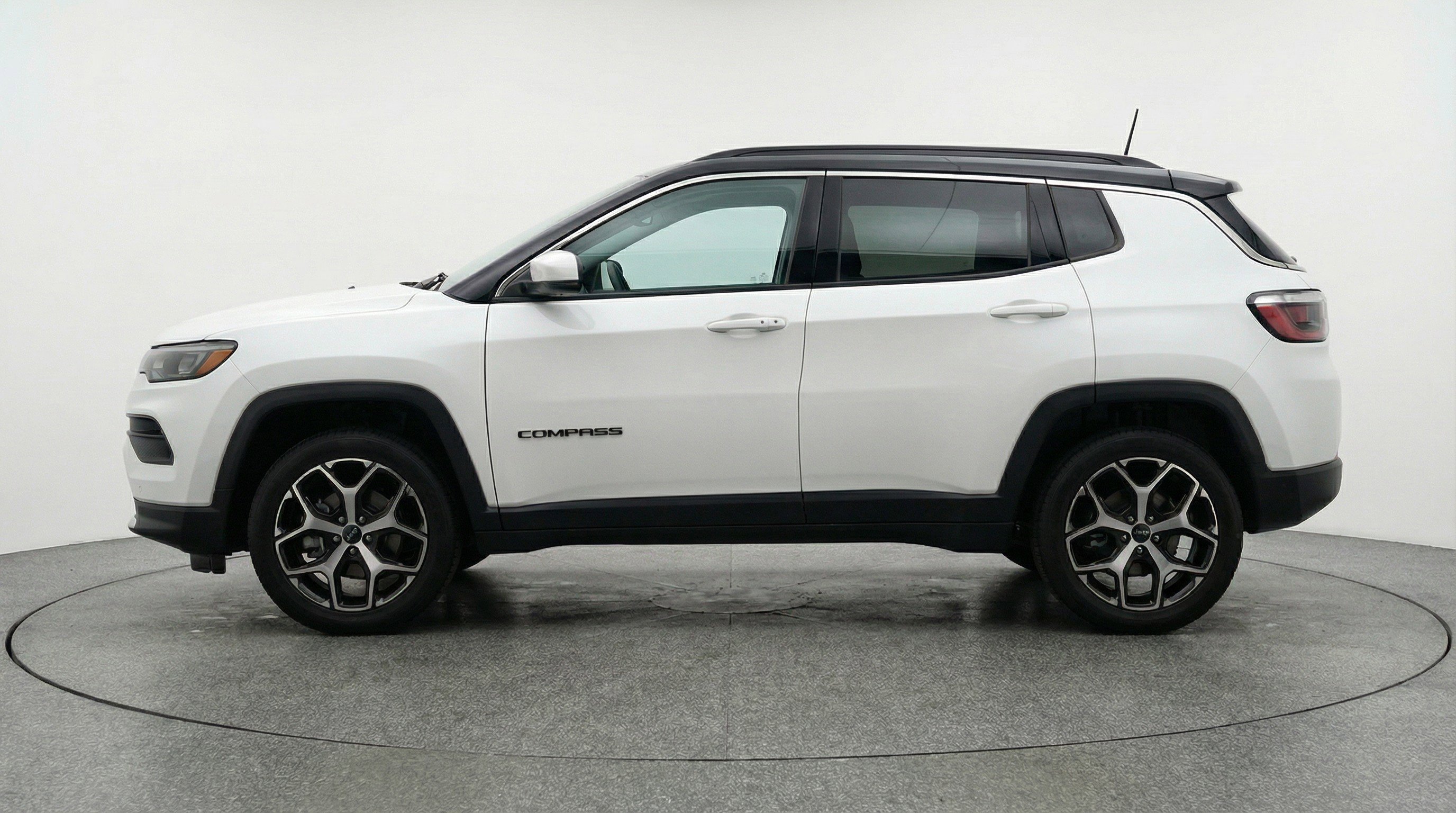 Used 2025 Jeep Compass Limited image 11