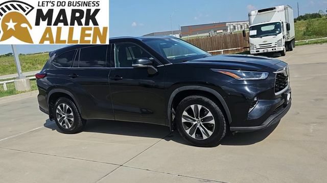 Used 2021 Toyota Highlander XLE AWD/4WD image 2