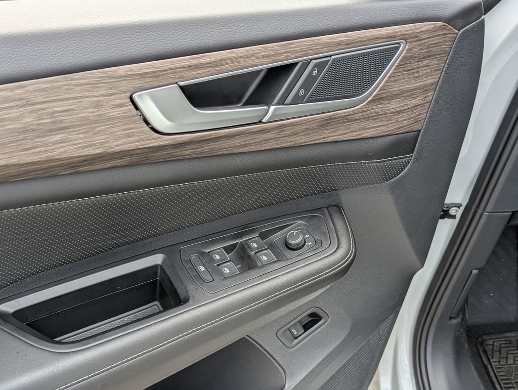 Used 2025 Volkswagen Atlas SEL AWD/4WD image 11