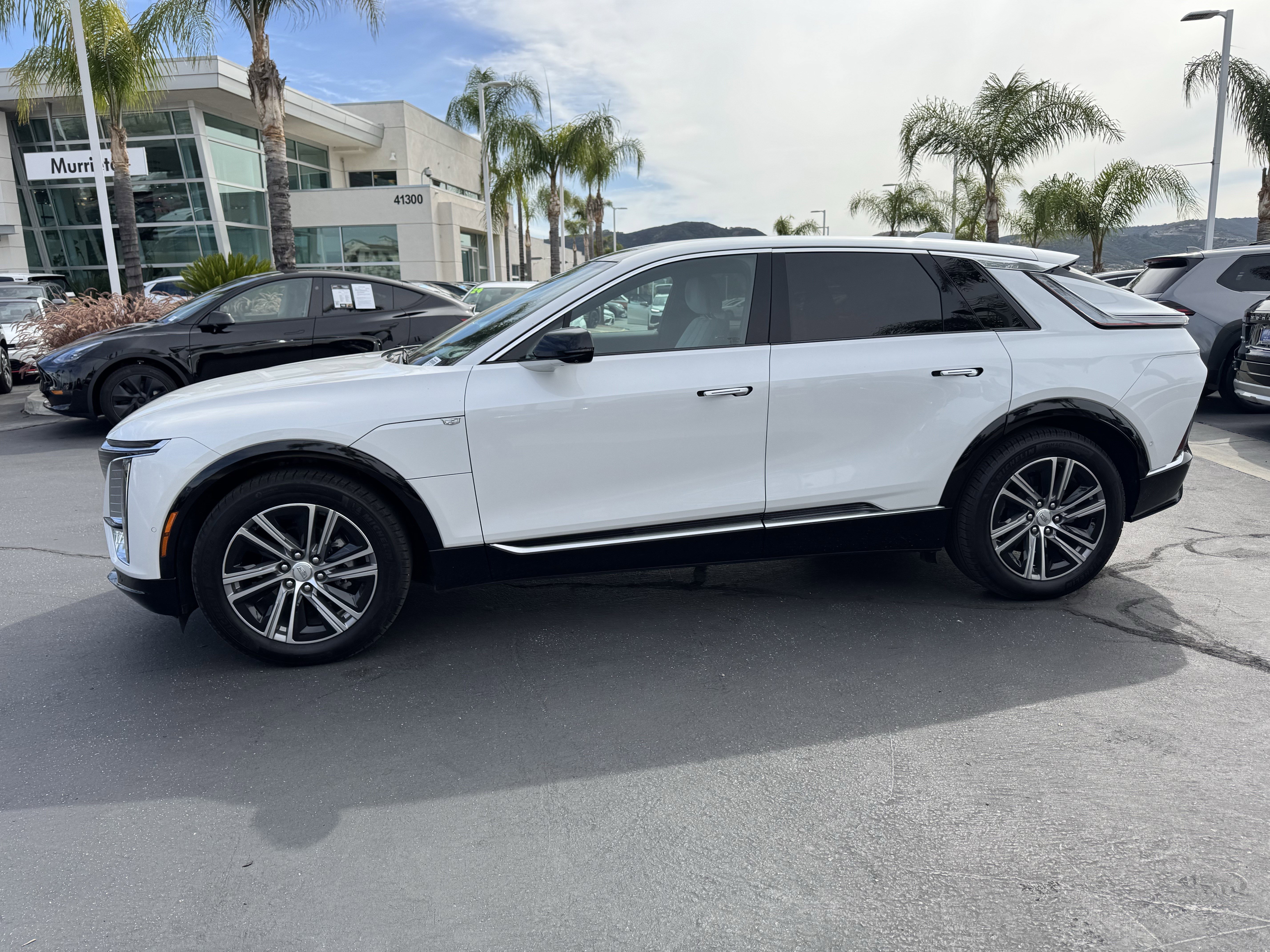 Used 2024 Cadillac Lyriq Luxury AWD/4WD image 6
