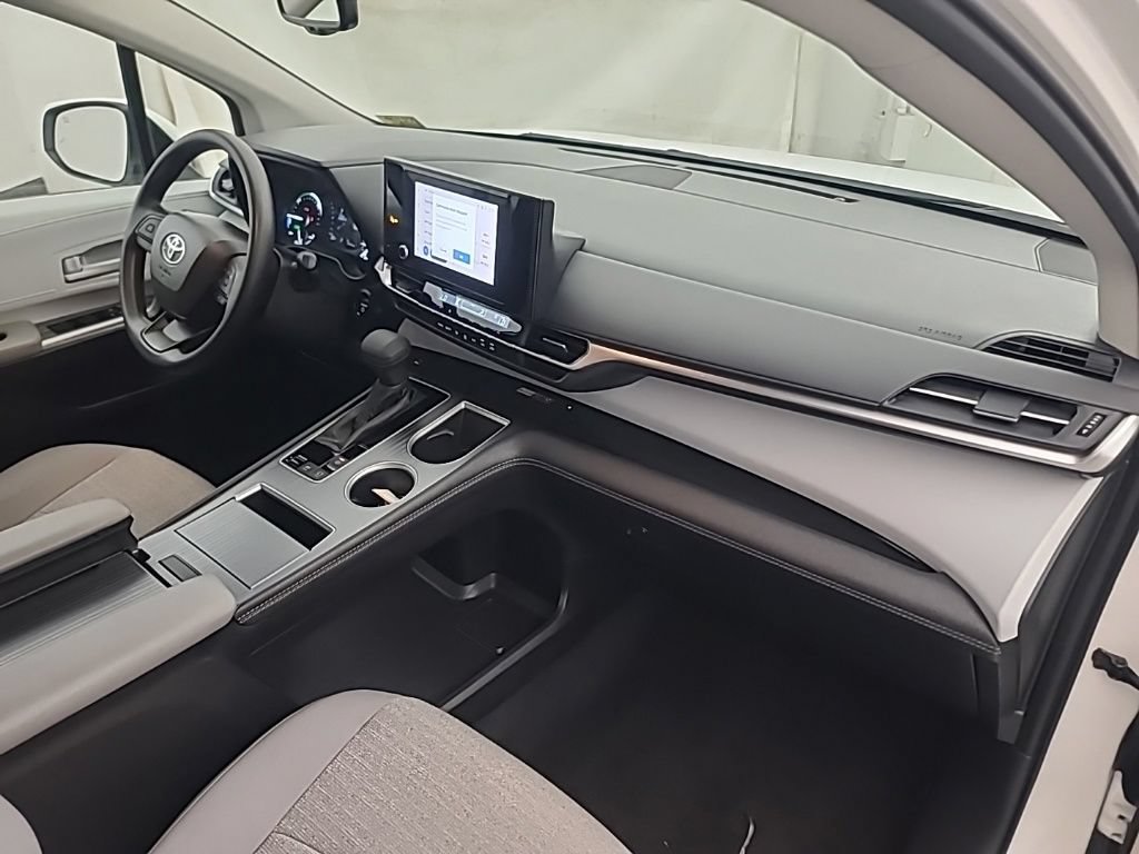 Used 2026 Toyota Sienna LE FWD image 14