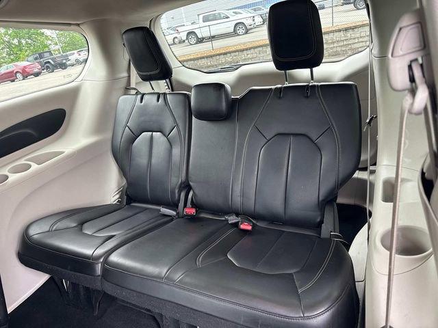 Used 2023 Chrysler Pacifica Touring-L FWD image 17