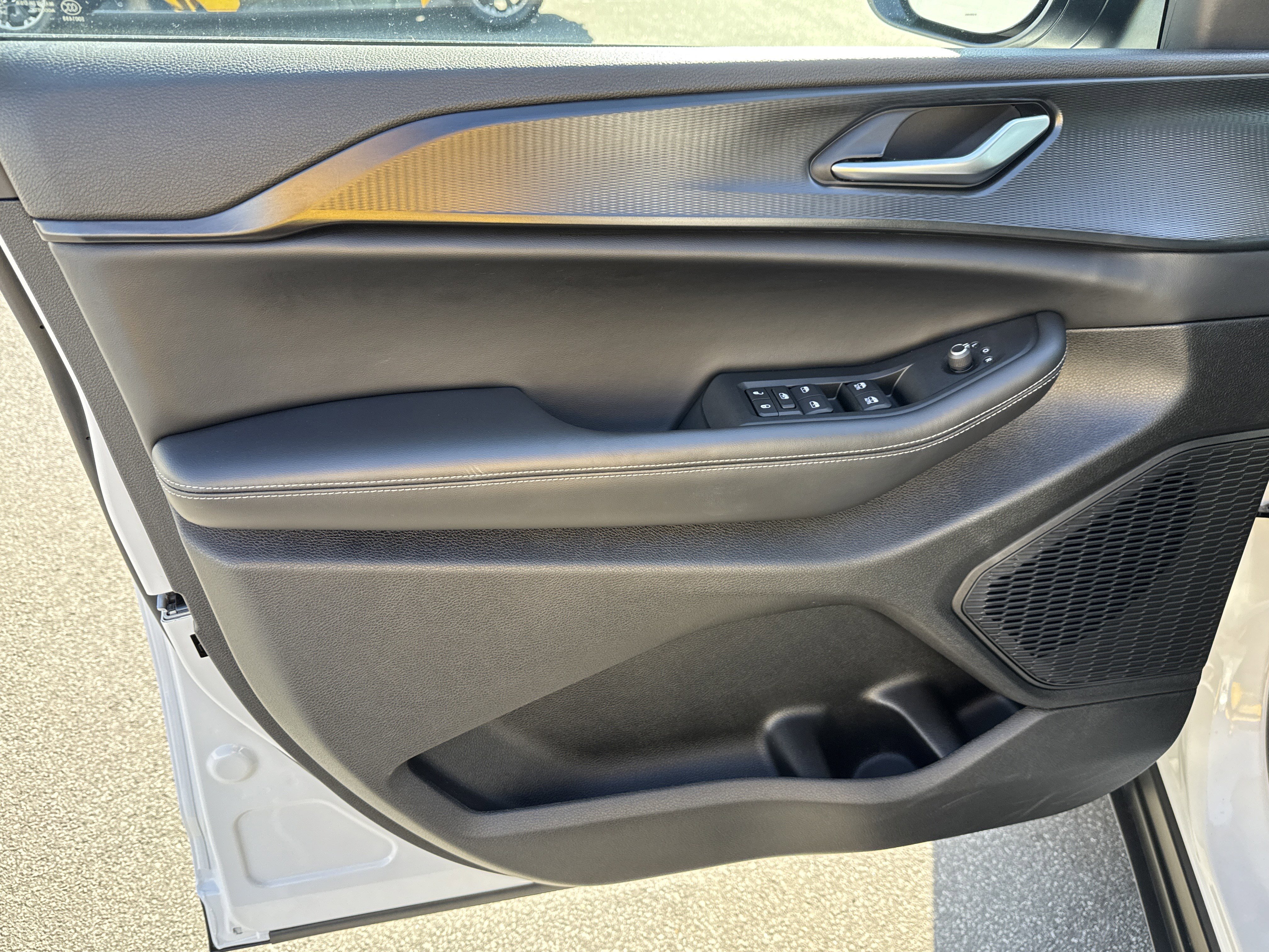 Used 2025 Jeep Grand Cherokee Laredo w/ Luxury Tech Group I image 17