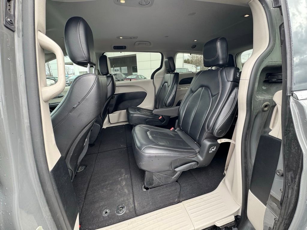 Used 2022 Chrysler Pacifica Touring-L image 12