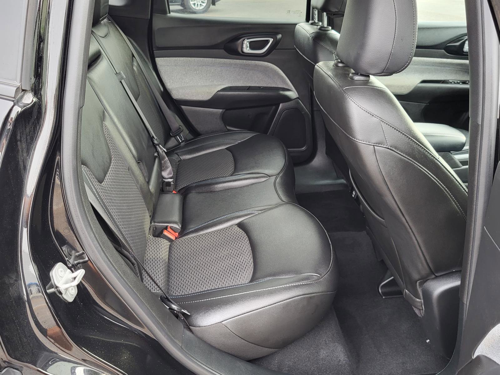 Used 2025 Jeep Compass Latitude image 11