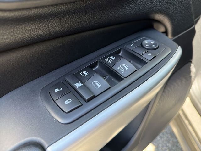 Used 2017 Jeep Cherokee Overland w/ Technology Group AWD/4WD image 13