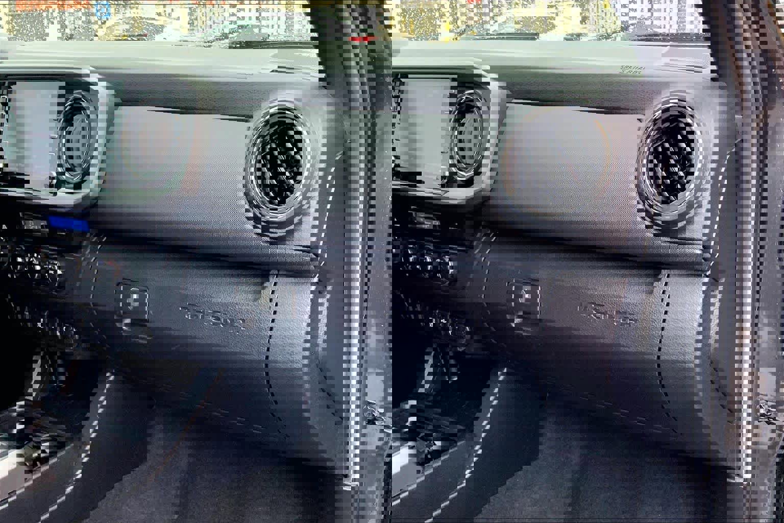 Used 2022 Toyota Tacoma TRD Off-Road AWD/4WD image 17