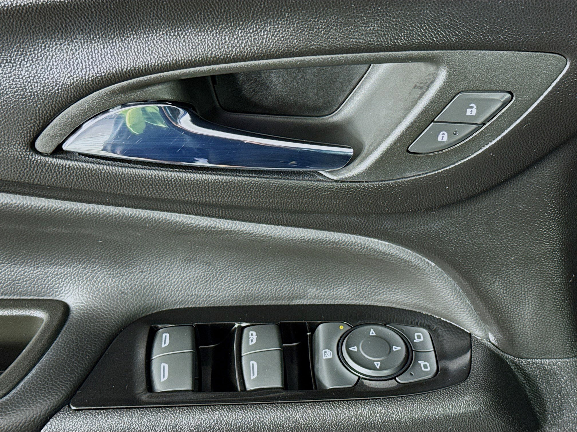 Used 2022 Chevrolet Equinox Premier FWD image 23