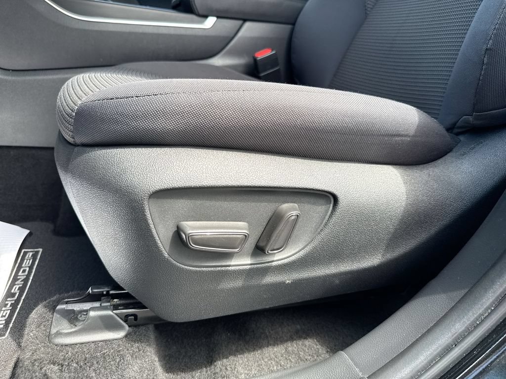 Used 2023 Toyota Highlander L FWD image 12