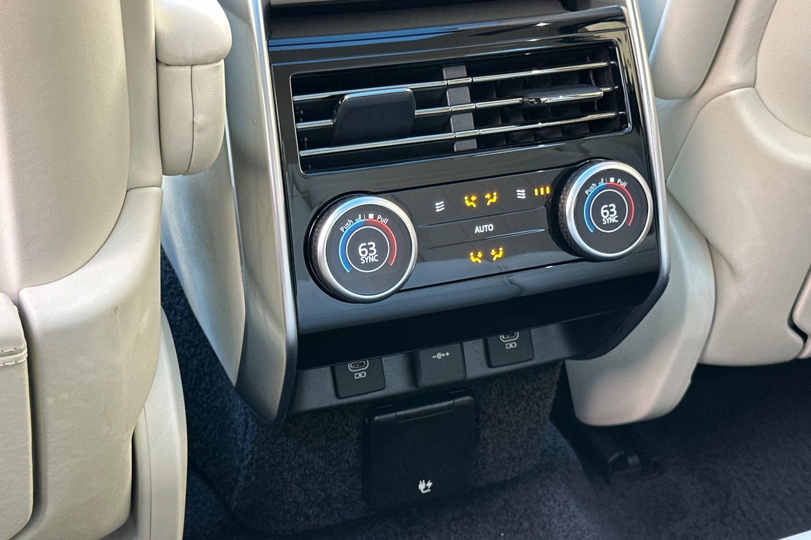 Certified 2024 Land Rover Range Rover SE image 13