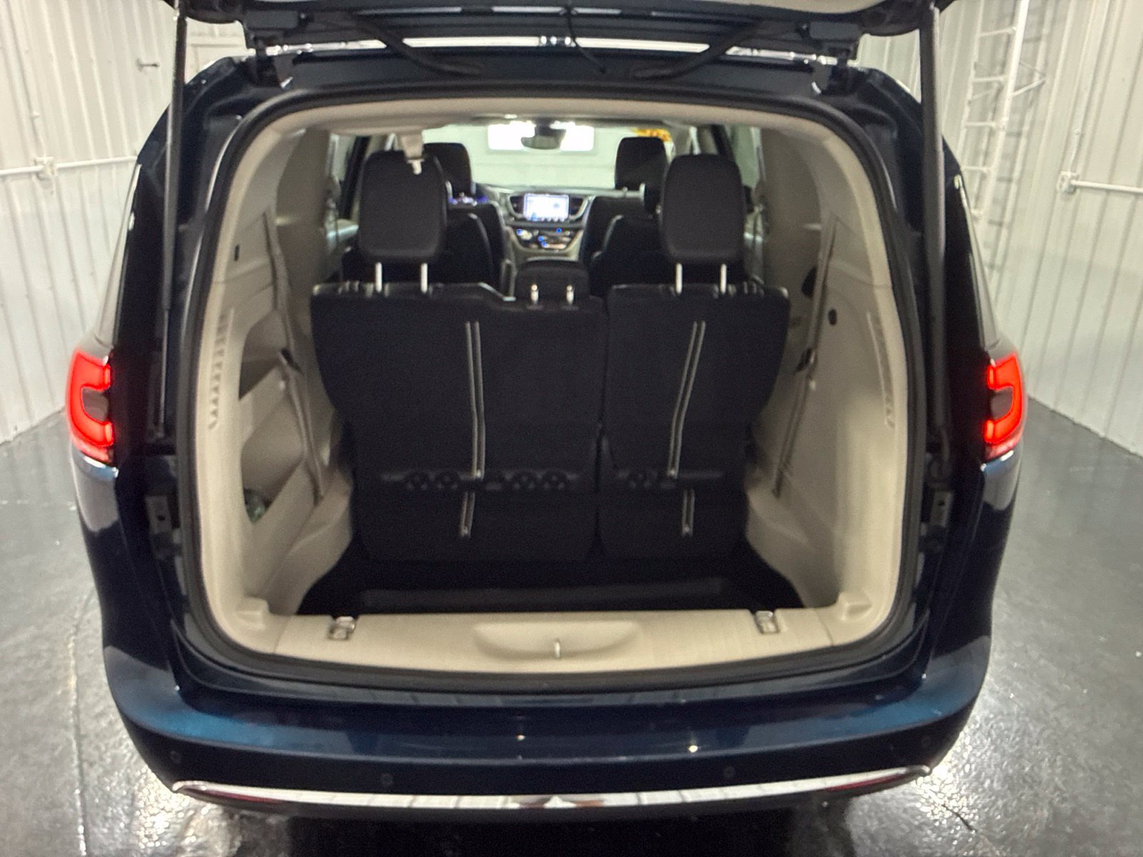 Used 2022 Chrysler Pacifica Touring-L AWD/4WD image 49