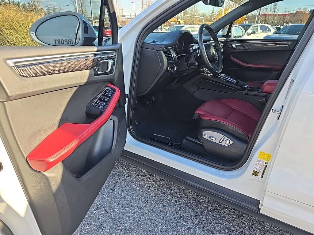 Used 2023 Porsche Macan Turbo image 11